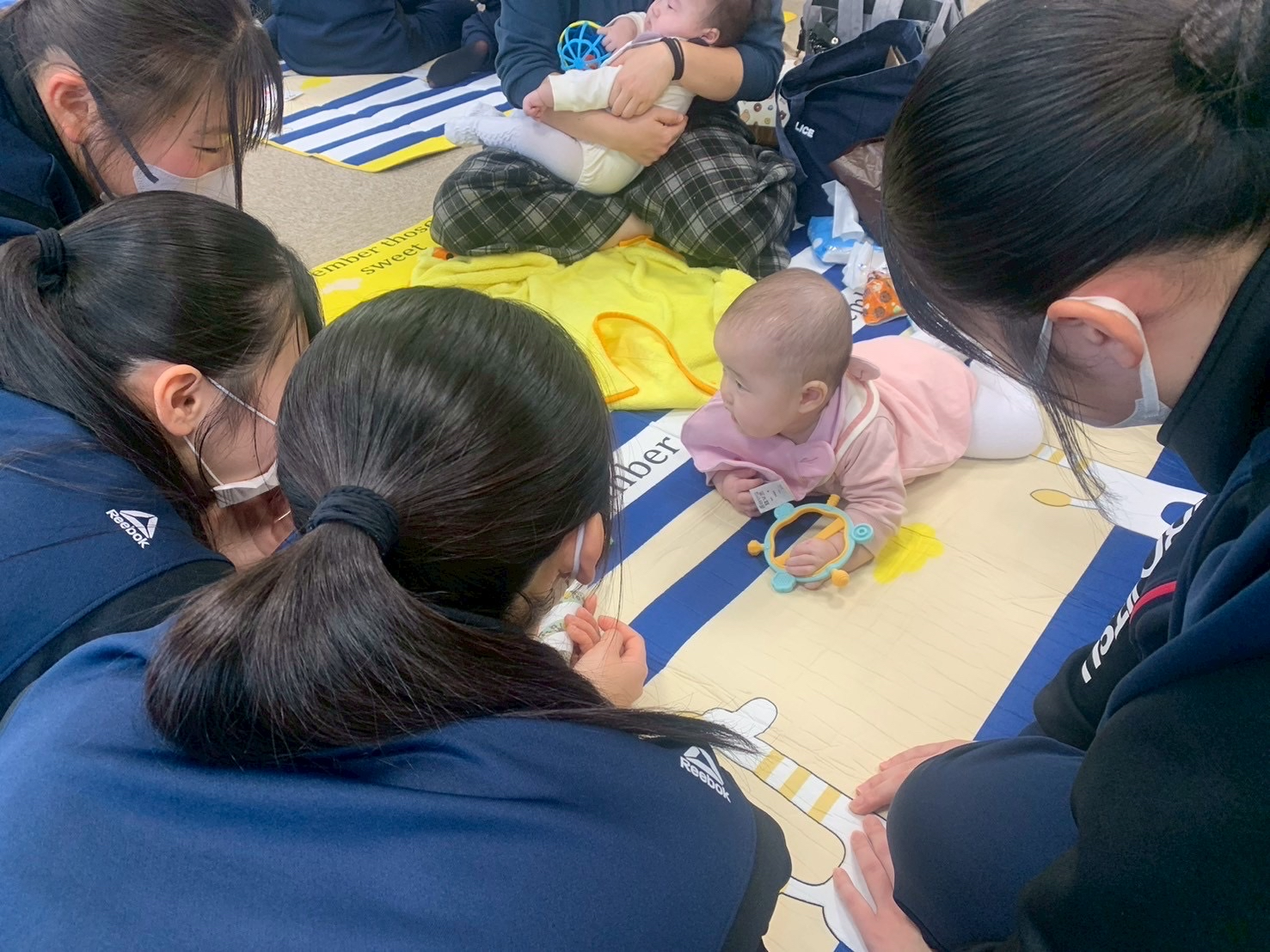 「赤ちゃんとのふれあい体験」を行いました